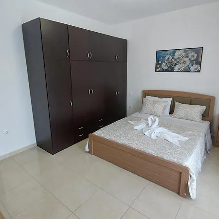 George & Chrysi Apartment *