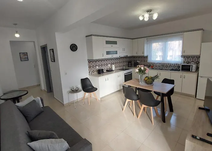 George & Chrysi شقة